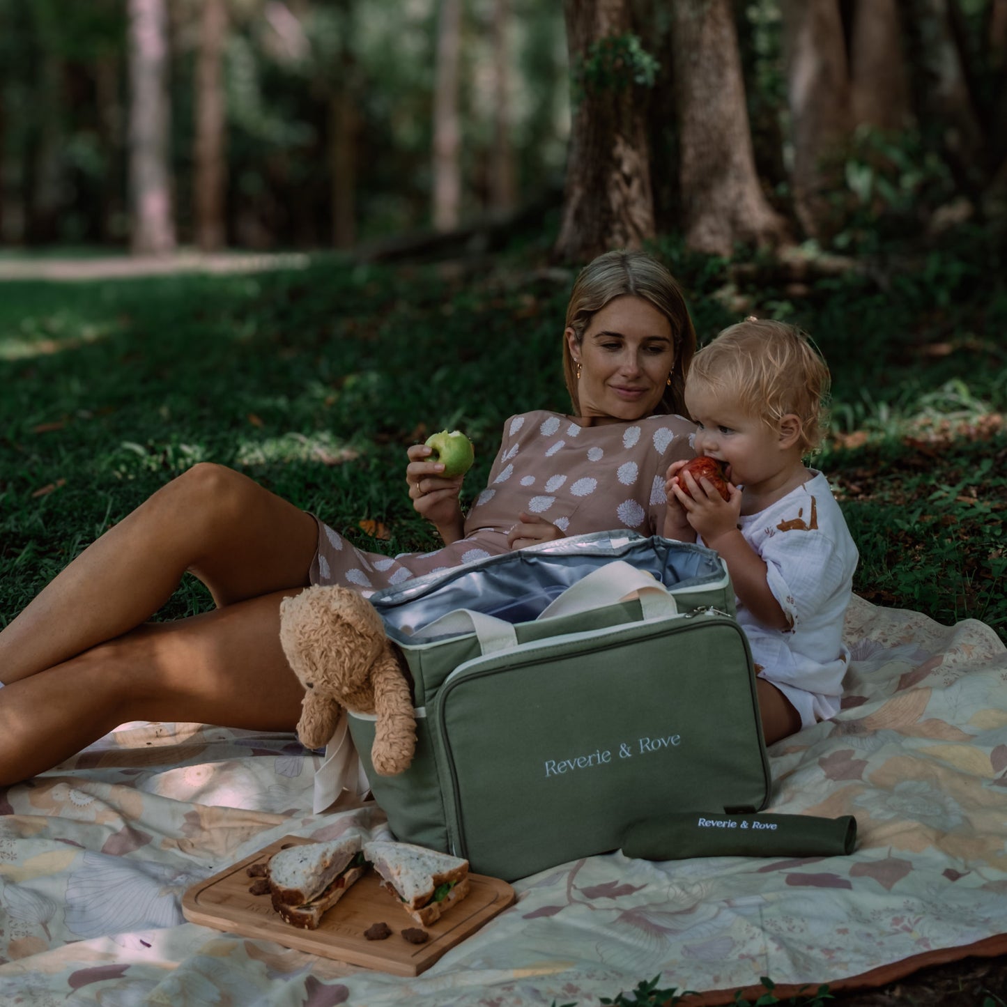 Picnic cooler bag with mum and son